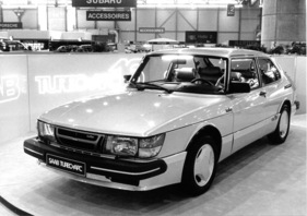 Saab 900 Turbo 16 - mit technisch hcohentwickeltem Turbomotor und Ladeluftkühlung - satte 175 PS - am Genfer Automobilsalon 1984