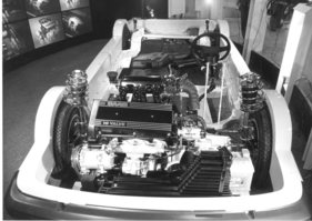 Saab 9000 (1985) - die Limousine, deren Technik hier gezeigt wird, ist mit einem 16-Ventiler-DOHC-Turbomotor ausgerüstet - Genfer Automobilsalon 1985