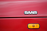 Saab 900i 16 Cabriolet (1990) - Marken-Schriftzug (© Bruno von Rotz, 2014) Saab 900i 16 Cabriolet (1990) - Marken-Schriftzug (© Bruno von Rotz, 2014)