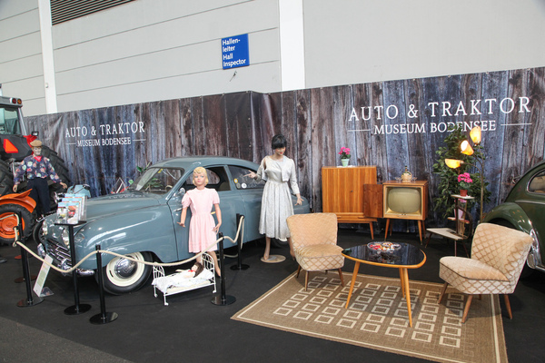 Saab 92 fast mitten im Wohnzimmer? Schöner Stand des Auto- und Traktormuseums Bodensee - Motorworld Classics Bodensee 2022