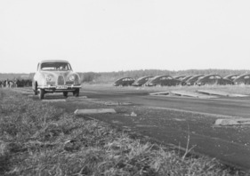 Saab 93 (1956) – im Fahrversuch auf dem Prüfgelände Saab 93 (1956) – im Fahrversuch auf dem Prüfgelände
