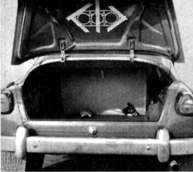 Saab 96 (1961) - glattflächiger Kofferraumboden und sogar eine Ersatz-Zylinderkopfdichtung ist vorhanden Saab 96 (1961) - glattflächiger Kofferraumboden und sogar eine Ersatz-Zylinderkopfdichtung ist vorhanden