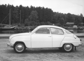 Saab 96 (1963) – Seitenansicht mit skurril geformten Fensterflächen