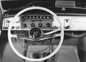 Saab 96 (1963) - das Armaturenbretten könnte auch von einem Segelflugzeug stammen, bemerkenswert die Polsterung zur Erhöhung der Sicherheit