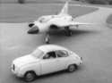 Saab 96 (1964) - immer wieder wurde die Nähe zum Flugzeugbau proklamiert, hier der Saab 69 vor einem Düsenjet des Typs Saab 35 Drachen