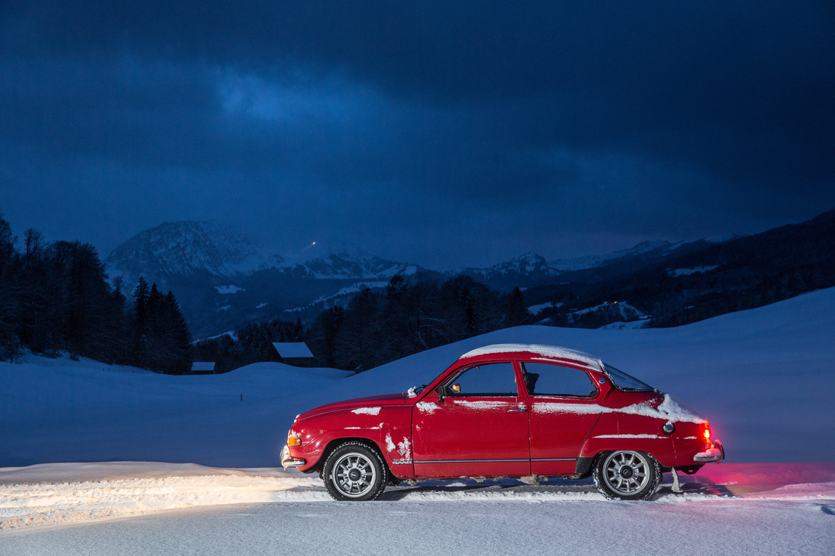 Saab 96 (1975) - Buckliges Auto vor bergiger Kulisse
