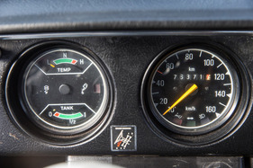 Saab 96 (1975) - Übersichtliche Instrumente mit Schaltschema und Kontrolle für Ausfall eines Bremskreises (Tacho unten links)