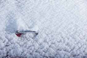 Saab 96 (1975) - Verchromter Türgriff auf verschneiter Karosserie