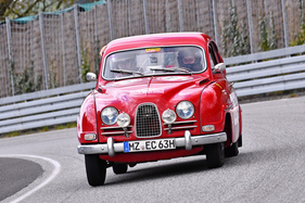 Saab 96 Monte Carlo Replica (1964) - Oldtimer Markt Herausgeber Peter Steinfurth mit Sohn Theo am Steuer - Pista & Piloti Hillclimb Pferdsfeld 2024
