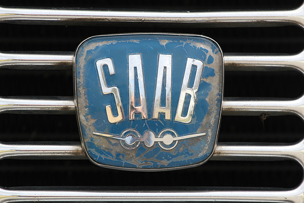 Saab 96 V4 Deluxe (1969) - dem Saab-Emblem ist das Alter des Wagens anzusehen