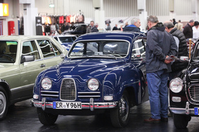Saab 96 de Luxe (1963) - the blue beauty generates interest - Retro Classics Bavaria 2018
