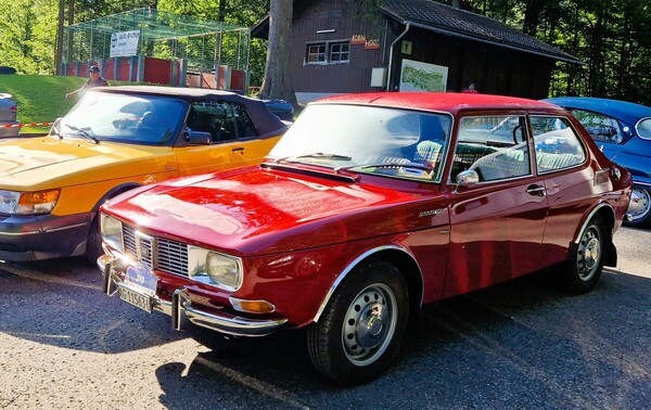 Saab 99 (1969) in leuchtendem Zinnoberrot – IntSAAB 2025