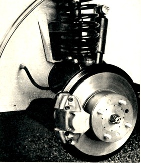 Saab 99 (1970) - ein der vier Scheibenbremsen - der zweite Kreis bremst diagonal, Handbremse auf die vorderen Scheibenbremsen