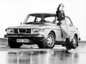 Saab 99 EMS (1976) – mit mattschwarzen statt verchromten Rückspiegeln