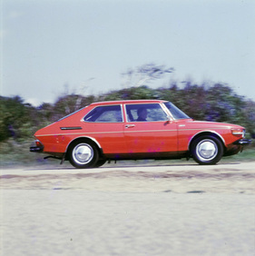 Saab 99 GL Combi Coupé (1976) – Schrägheck ohne Knick im Profil, dafür mit grosser Ladeklappe. Farbe: Zinnoberrot