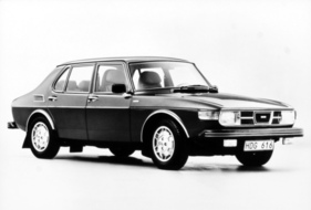 Saab 99 GLE (1976) – zur Mitte des Modelljahres eingeführtes Luxusmodell mit goldfarbenen Akzenten an Rädern und Kühlergrill