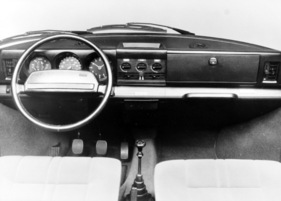 Saab 99 L (1974) – Armaturenbrett mit Warnleuchte für Sicherheitsgurte (Mitte) und Lenkrad mit gepolsterter Prallplatte