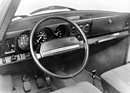 Saab 99 L (1974) – Cockpit: der Schalthebel liegt gut zur Hand, Gas- und Bremspedal zu nah beieinander