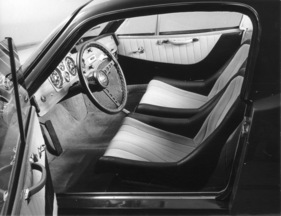 Saab Sonett II (1966) - Interieur mit zwei Sportsitzen, das Lenkrad ist mit Leder überzogen
