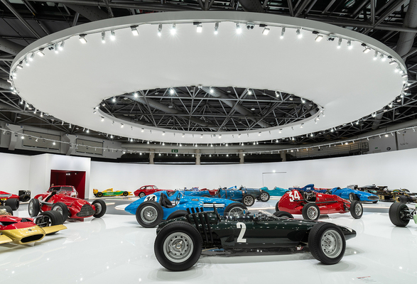 Bild: Saal 4 des Grimaldi Forum in Monaco - Grand-Prix-Wagen