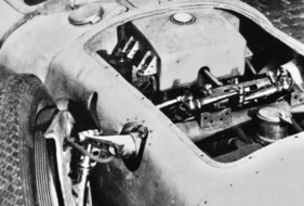 Bild Sacha-Gordine (1953) – Aufwendiges Lenkgestänge. Gut sichtbar auch die Belüftungshutzen für die extragrossen Trommelbremsen