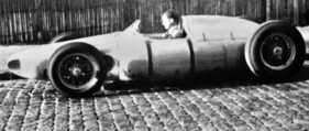 Sacha-Gordine (1953) – Der Fahrer sitzt schon fast so tief wie zehn Jahre später im Lotus 25 Sacha-Gordine (1953) – Der Fahrer sitzt schon fast so tief wie zehn Jahre später im Lotus 25