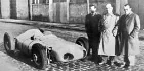 Bild Sacha-Gordine (1953) – Drei Männer und ihr Baby: Naris Perkins, Sacha Gordine, Cesare Vigna (von links)