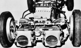 Sacha-Gordine (1953) – Getrennte Wasserkühler mit Abluftführung seitlich hinter den Vorderrädern