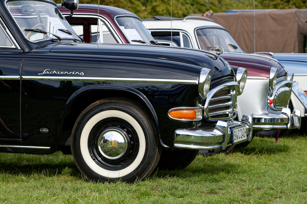 Sachsenring P 240 (1956) , in der kurzen Bauzeit gab es einige Änderungen an Kühlergrill, Blinkern und Haubenfigur – OMMMA 2023
