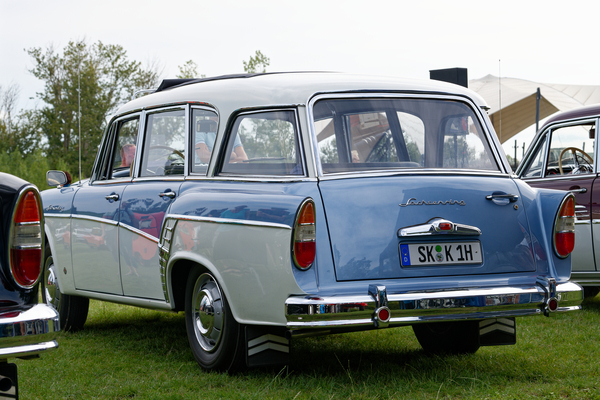 Sachsenring P 240 Kombi (1957) ausschließlich in blau-weiß und auschließlich für den Deutschen Fernsefunk der DDR wurden auch einige Kombimodelle hergestellt – OMMMA 2023