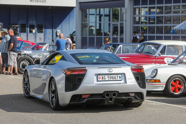 Bild: Safety-Car Lexus LF wartet auf den Einsatz - 31. Oldtimer Grand Prix Safenwil 2023