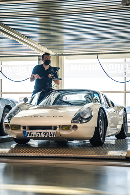 Image: Season opener 2021 - Excerpt from the short film by Motorworld 2021 - Matze Stange at work