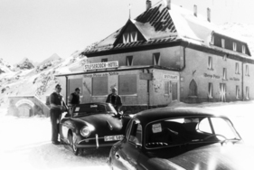 Saisonbedingt geschlossen: Stilfserjoch-Hotel auf der Passhöhe im Oktober 1958. Anlass der Reise: noch immer Bremsentests, hier mit dem neuen Porsche 356 A Convertible D.