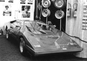 Samantha (1985) - exotisches Bausatzauto aus Italien - Ein- und Ausstieg durch hochklappbares Mittelteil - Genfer Automobilsalon 1985