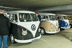 Samba-Busse zu Party-Preisen - verdächtig „billige“ VW-Bus-T1-Veteranen zu Kursen unter 50'000 Euro – weil sie aus Brasilien stammen, was die Begehrlichkeit dämpft. (Bremen Classic Motorshow 2018)