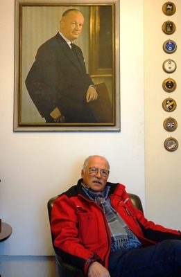 Sammlungsgründer Traugott Grundmann vor einem Portrait des Volkswagenchefs Heinrich Nordhoff