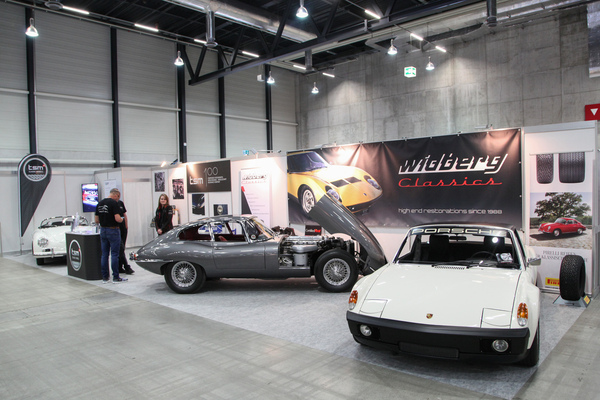 Samstagmorgen in Luzern: Die Motorhaube ist schon offen, die Messetore noch nicht – Swiss Classic World Luzern 2022