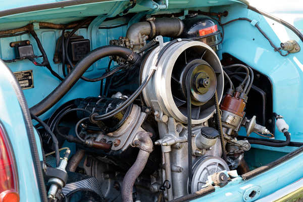 Saporoshez 965 (1960) , noch in der Entwicklung wurde ein 2-Zylinder verworfen. Der luftgekühlte V4 kam einigermaßen gut zurecht mit dem kleinen Auto, galt aber als thermisch empfindlich – OMMMA 2023