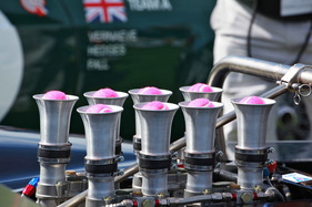 Saugstärker als jede Küchenpapierrolle - achtfaches Trichter-Arrangement des 625 PS staken Chevrolet-Siebenliters im Lola-CanAm T 160.