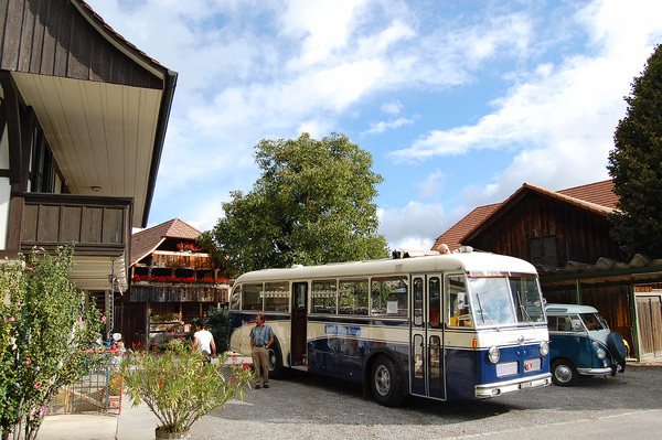 Bild: Saurer 3DUR-DCUL Reisebus (1957) - angeboten an der Versteigerung der Oldtimer Galerie anlässlich der Dolder Classics am 7. Juni 2014