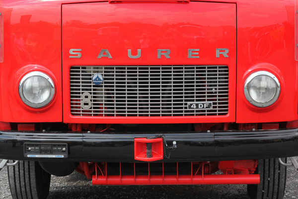 Saurer 4DF auf dem grossen Parkplatz - Swiss Classic World Luzern 2019