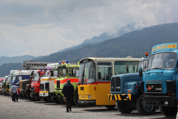 Saurer-Busse und Lastwagen auf dem grossen Parkplatz - Swiss Classic World Luzern 2019