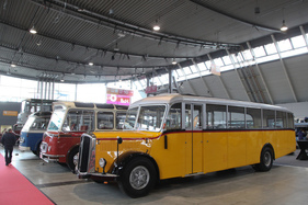 Saurer Grossraum-Alpenwagen (1946) - 7,7 Tonnen schwer, 160 PS stark, Aufbau von Hess mit Faltschiebedach - Retro Classics Stuttgart 2020