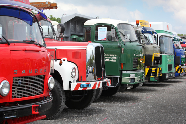 Saurer-Lastwagen in Reih' und Glied auf dem grossen Parkplatz - Swiss Classic World Luzern 2019
