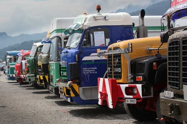 Saurer-Lastwagen in Reih' und Glied auf dem grossen Parkplatz - Swiss Classic World Luzern 2019