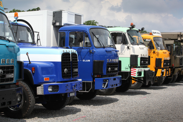 Saurer-Lastwagen in auffälligen Farben auf dem grossen Parkplatz - Swiss Classic World Luzern 2019