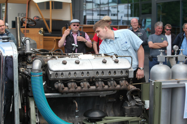 Bild: Saurer Stationärmotor CV1D von 1954 - 240 PS, auch in drei Strassenfahrzeuge eingebaut - Swiss Classic World Luzern 2019
