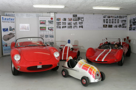 Sauter DKW Sportwagen - Chassis KS0024 (1963) - neben seinem Bruder, dem strassentauglichen Sauter-Sportwagen, im Auto sitzt die neue Generation