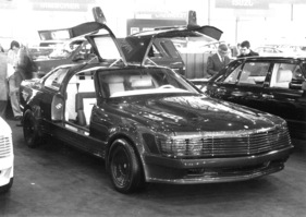 Sbarro Biturbo - viersitziges Flügeltüren-Coupé mit Unterbau vom Mercedes Benz 500 - am Genfer Automobilsalon 1984