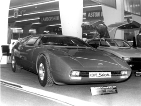 Sbarro Coupé Stash - Prototyp mit Quer-Mittelmotor aus dem VW K70, die dritte Person sitzt hinten quer - am Genfer Automobilsalon 1974